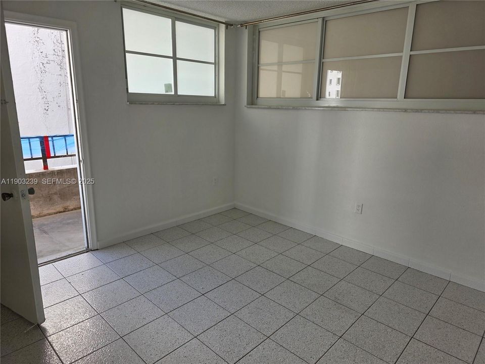 For Sale: $305,000 (1 beds, 1 baths, 614 Square Feet)