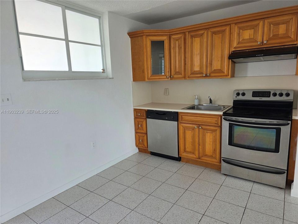 For Sale: $305,000 (1 beds, 1 baths, 614 Square Feet)