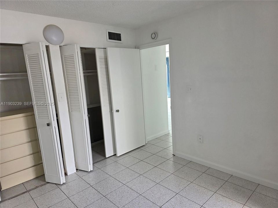 For Sale: $305,000 (1 beds, 1 baths, 614 Square Feet)