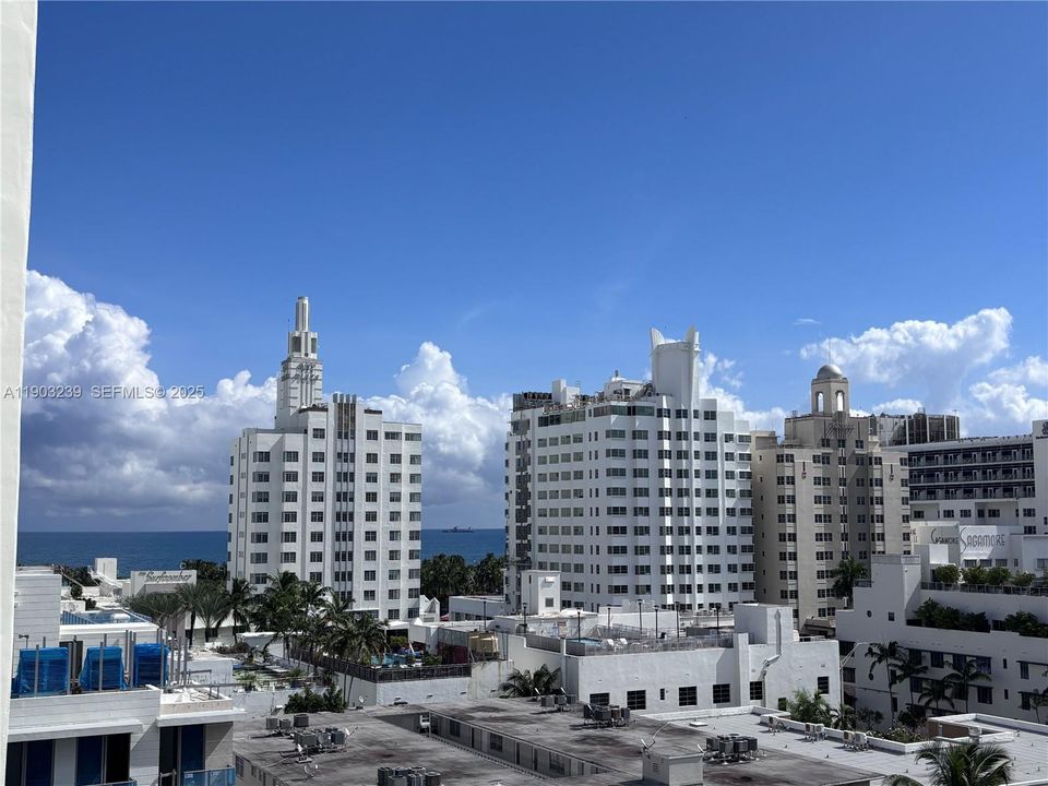 For Sale: $305,000 (1 beds, 1 baths, 614 Square Feet)