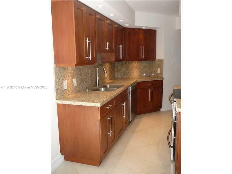 合同活跃: $2,750 (2 贝兹, 2 浴室, 1187 平方英尺)