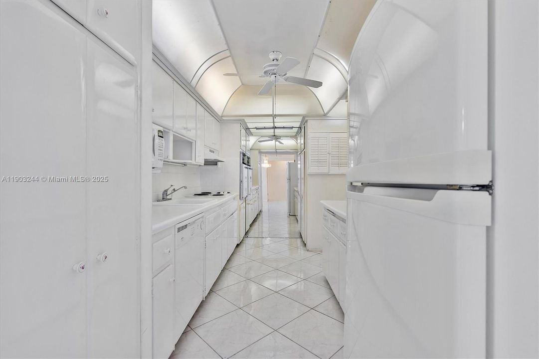 待售: $550,000 (2 贝兹, 2 浴室, 980 平方英尺)