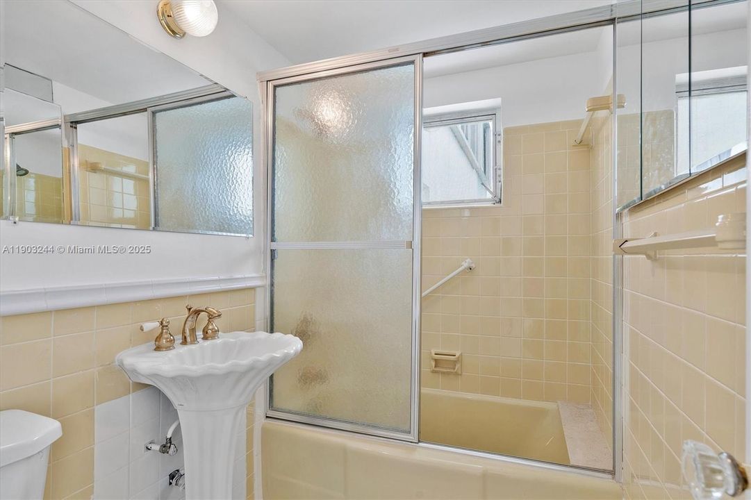 待售: $550,000 (2 贝兹, 2 浴室, 980 平方英尺)