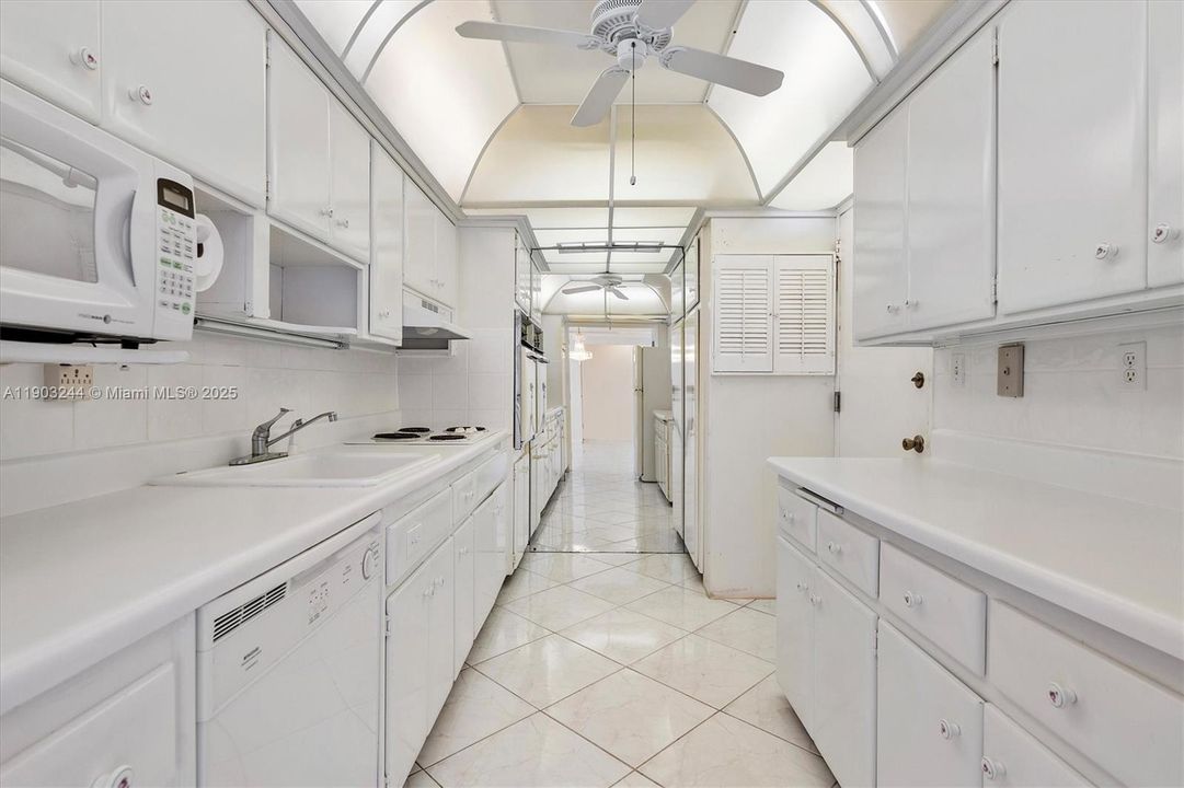 待售: $550,000 (2 贝兹, 2 浴室, 980 平方英尺)