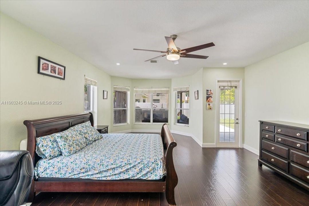 For Sale: $919,000 (4 beds, 2 baths, 3579 Square Feet)