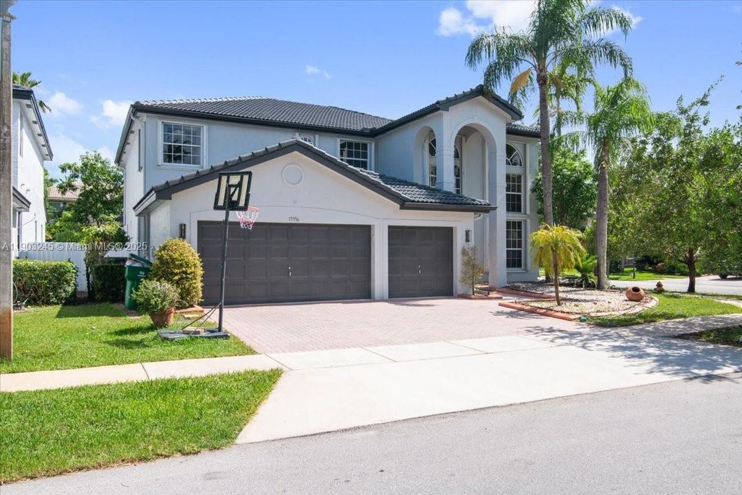 For Sale: $919,000 (4 beds, 2 baths, 3579 Square Feet)