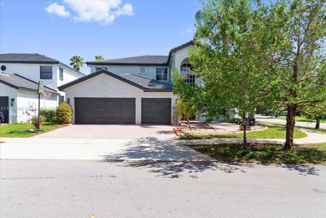 For Sale: $919,000 (4 beds, 2 baths, 3579 Square Feet)