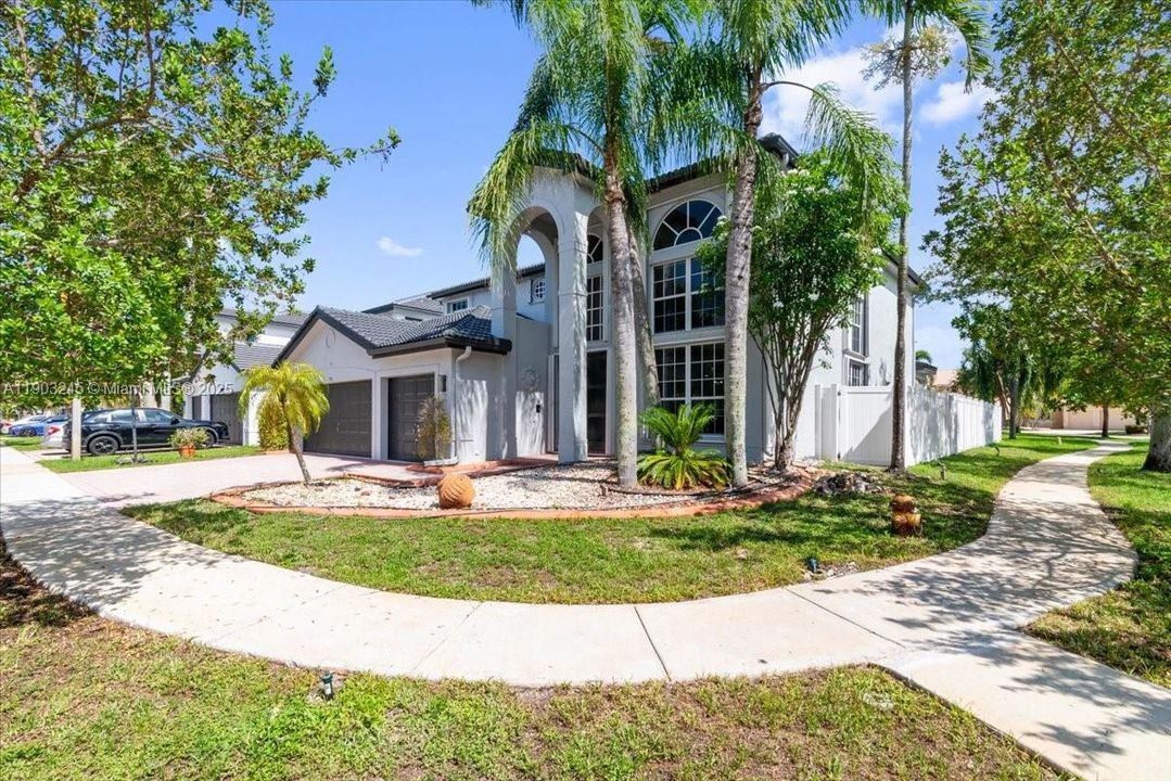 For Sale: $919,000 (4 beds, 2 baths, 3579 Square Feet)