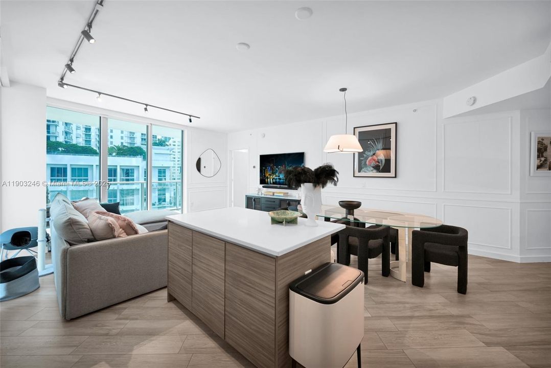 Recently Rented: $4,500 (2 beds, 2 baths, 1165 Square Feet)