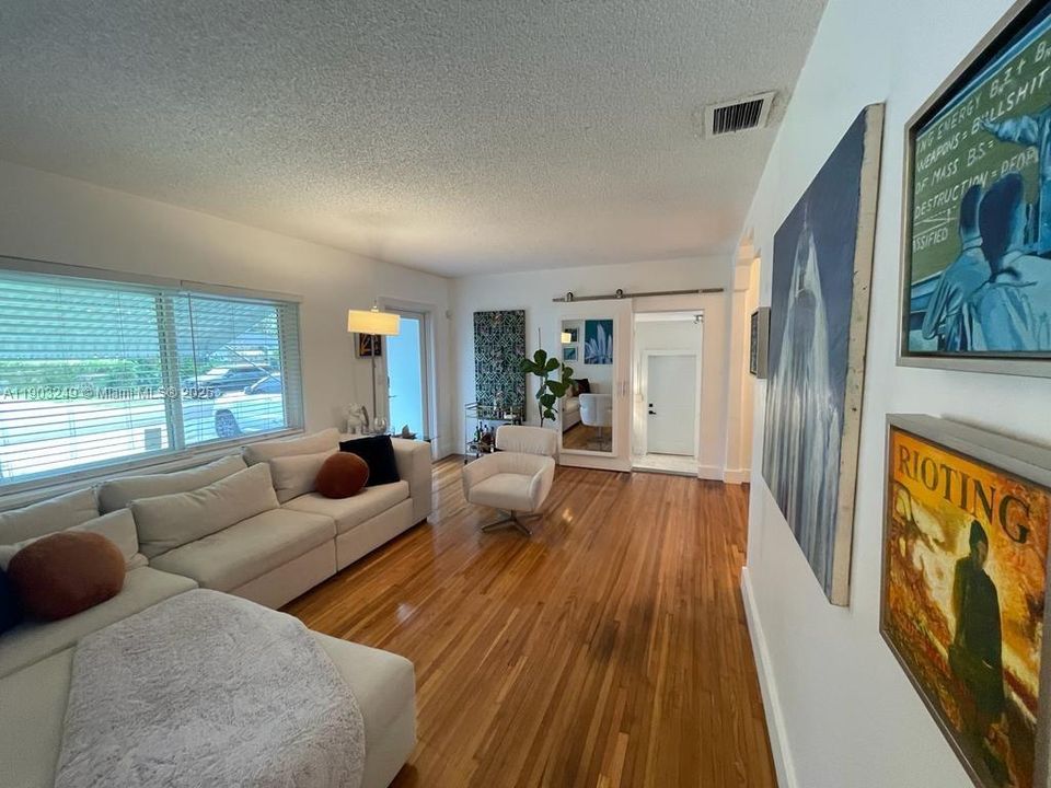 出租: $4,000 (3 贝兹, 3 浴室, 1500 平方英尺)