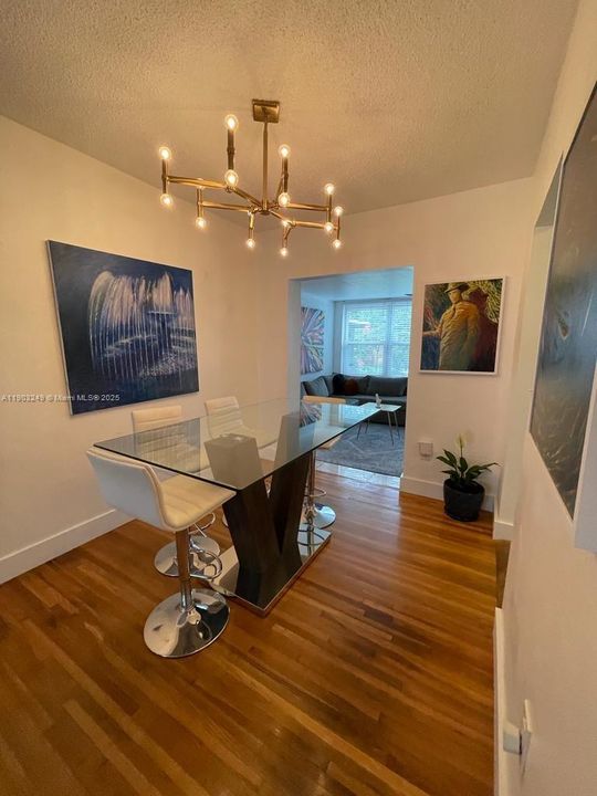 出租: $4,000 (3 贝兹, 3 浴室, 1500 平方英尺)