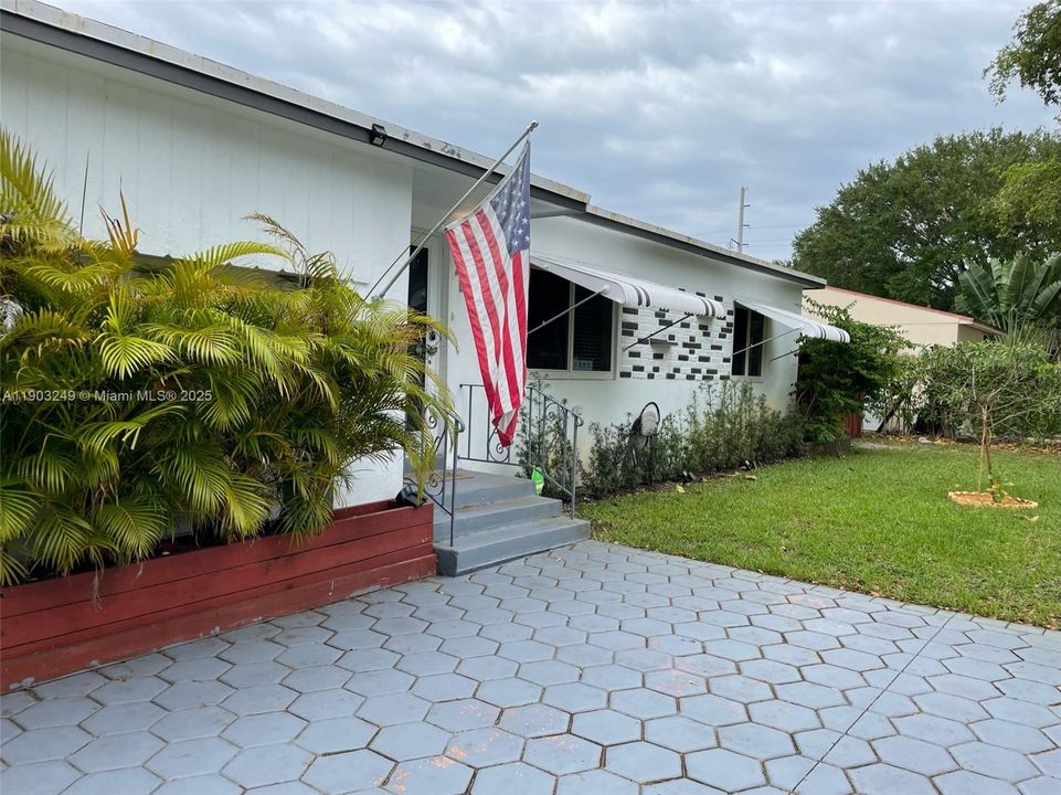 出租: $4,000 (3 贝兹, 3 浴室, 1500 平方英尺)