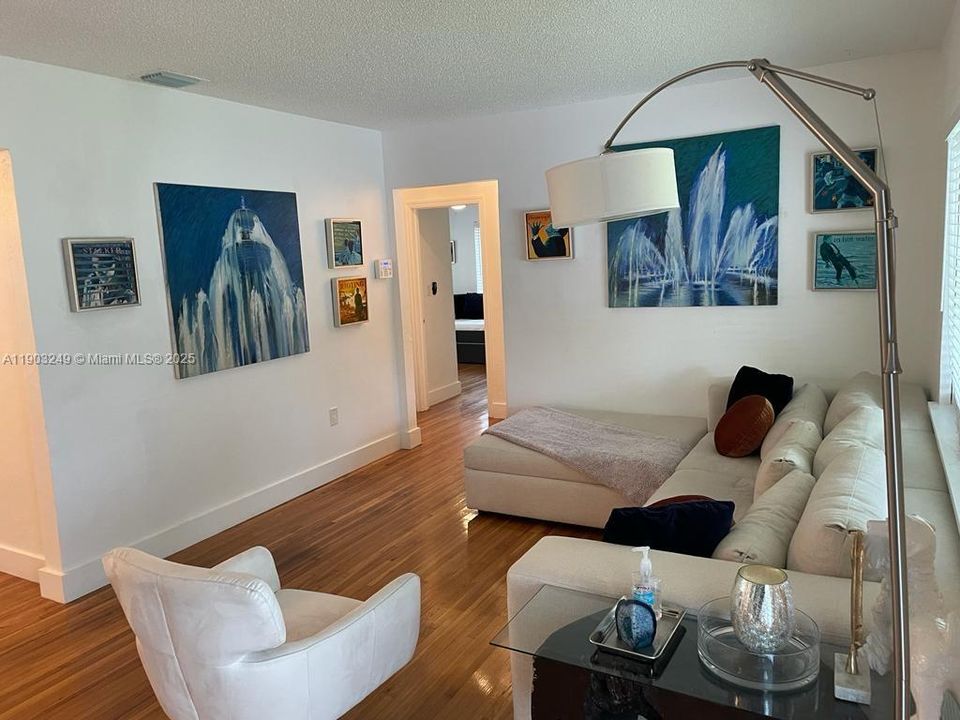 出租: $4,000 (3 贝兹, 3 浴室, 1500 平方英尺)