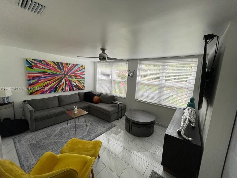 出租: $4,000 (3 贝兹, 3 浴室, 1500 平方英尺)