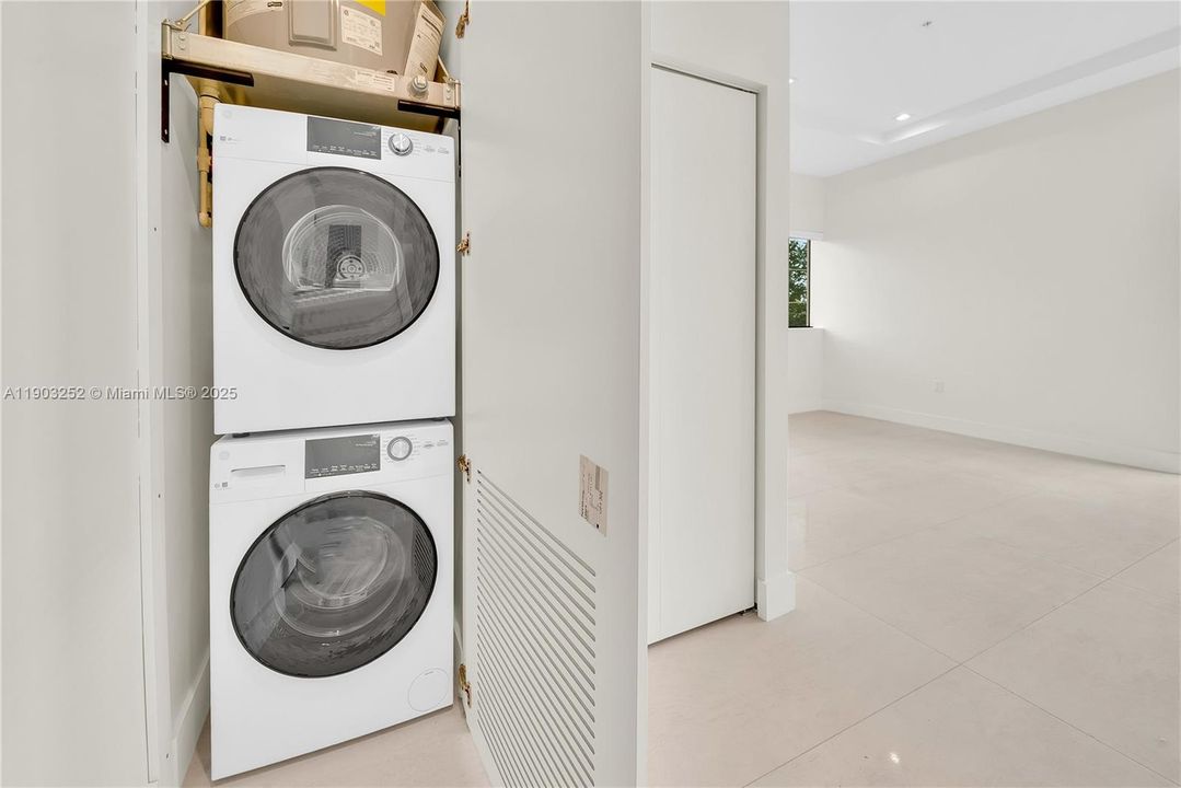 For Rent: $2,200 (1 beds, 1 baths, 550 Square Feet)