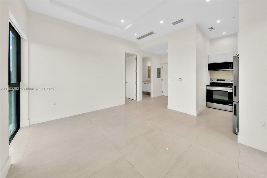 For Rent: $2,200 (1 beds, 1 baths, 550 Square Feet)