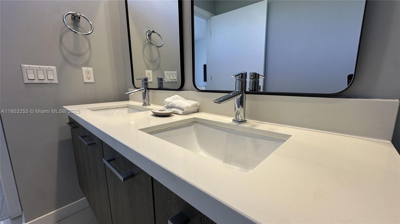 For Sale: $930,000 (2 beds, 2 baths, 1236 Square Feet)