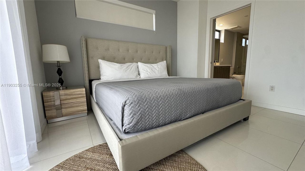 For Sale: $930,000 (2 beds, 2 baths, 1236 Square Feet)