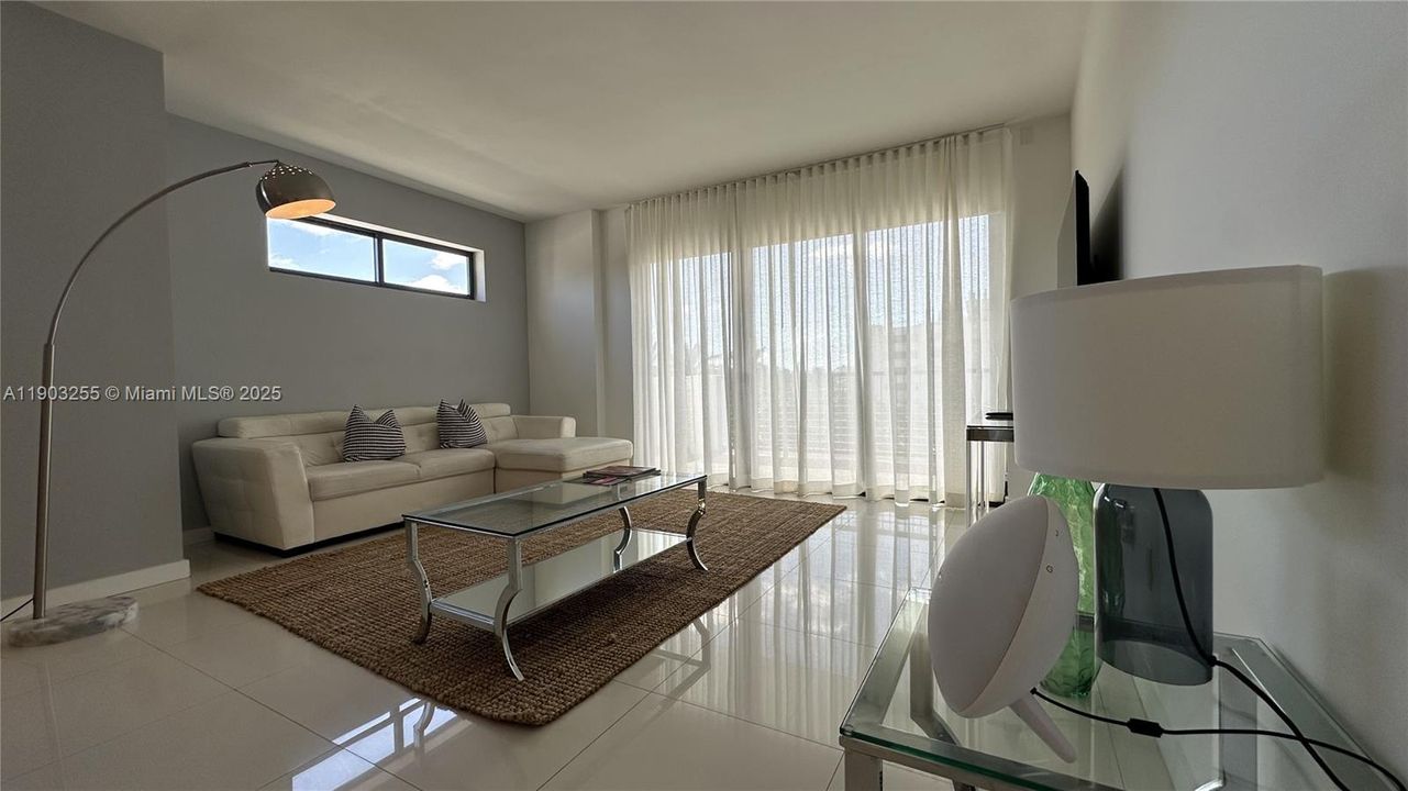 For Sale: $930,000 (2 beds, 2 baths, 1236 Square Feet)