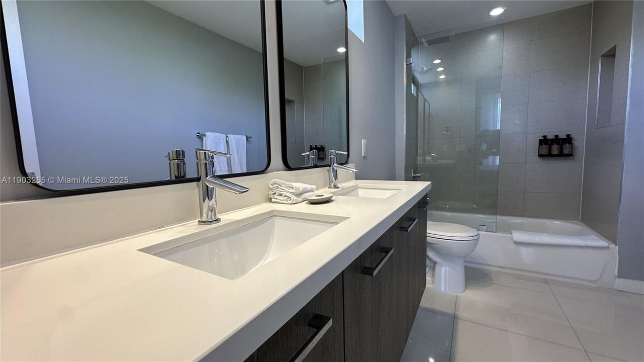 For Sale: $930,000 (2 beds, 2 baths, 1236 Square Feet)