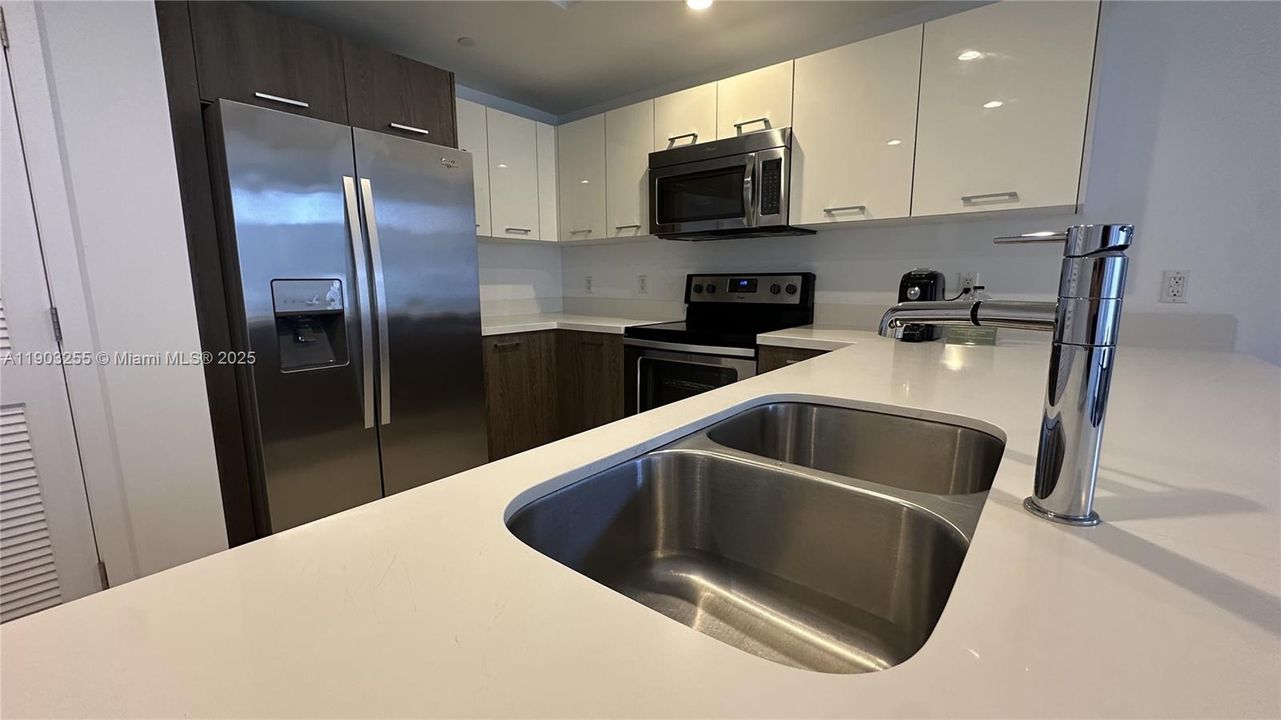 For Sale: $930,000 (2 beds, 2 baths, 1236 Square Feet)