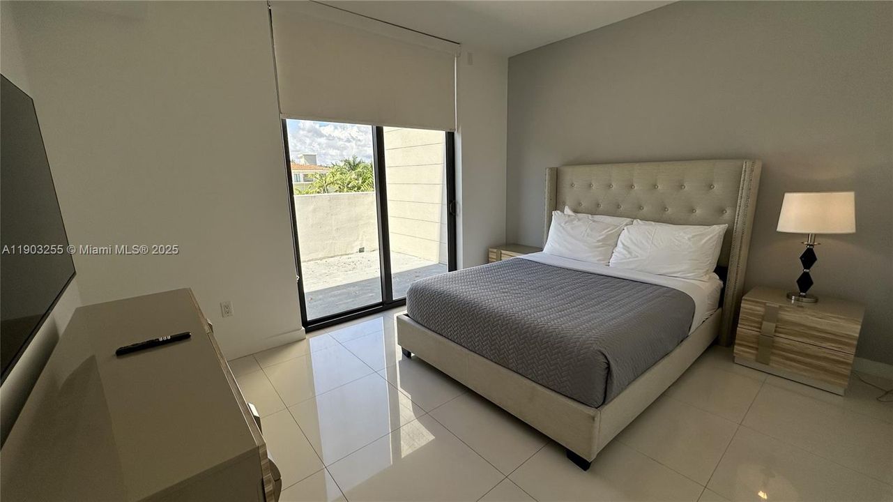 For Sale: $930,000 (2 beds, 2 baths, 1236 Square Feet)