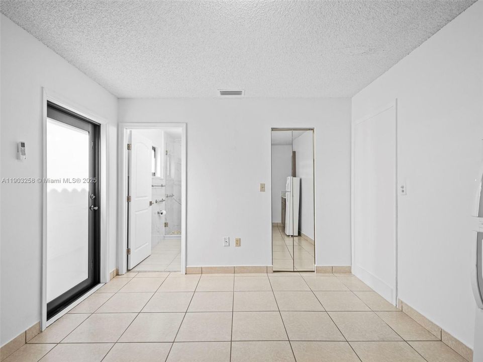 For Rent: $1,400 (1 beds, 1 baths, 450 Square Feet)