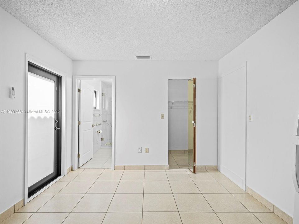 For Rent: $1,400 (1 beds, 1 baths, 450 Square Feet)