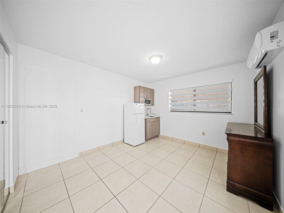 For Rent: $1,400 (1 beds, 1 baths, 450 Square Feet)