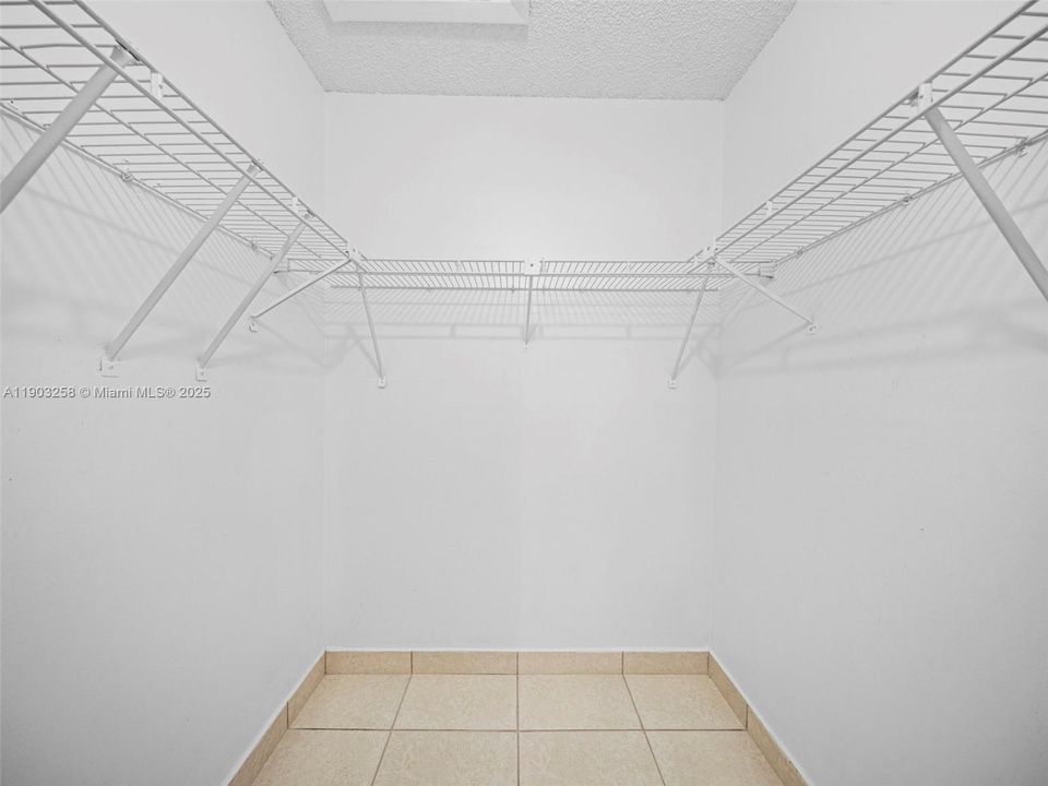 For Rent: $1,400 (1 beds, 1 baths, 450 Square Feet)