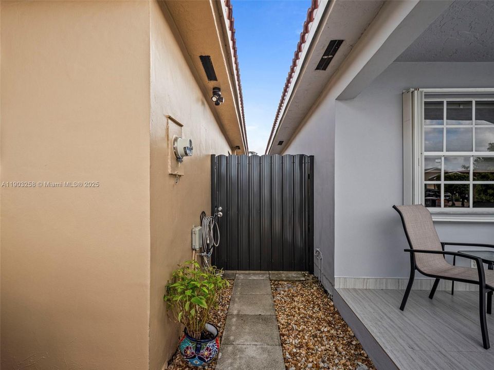 For Rent: $1,400 (1 beds, 1 baths, 450 Square Feet)