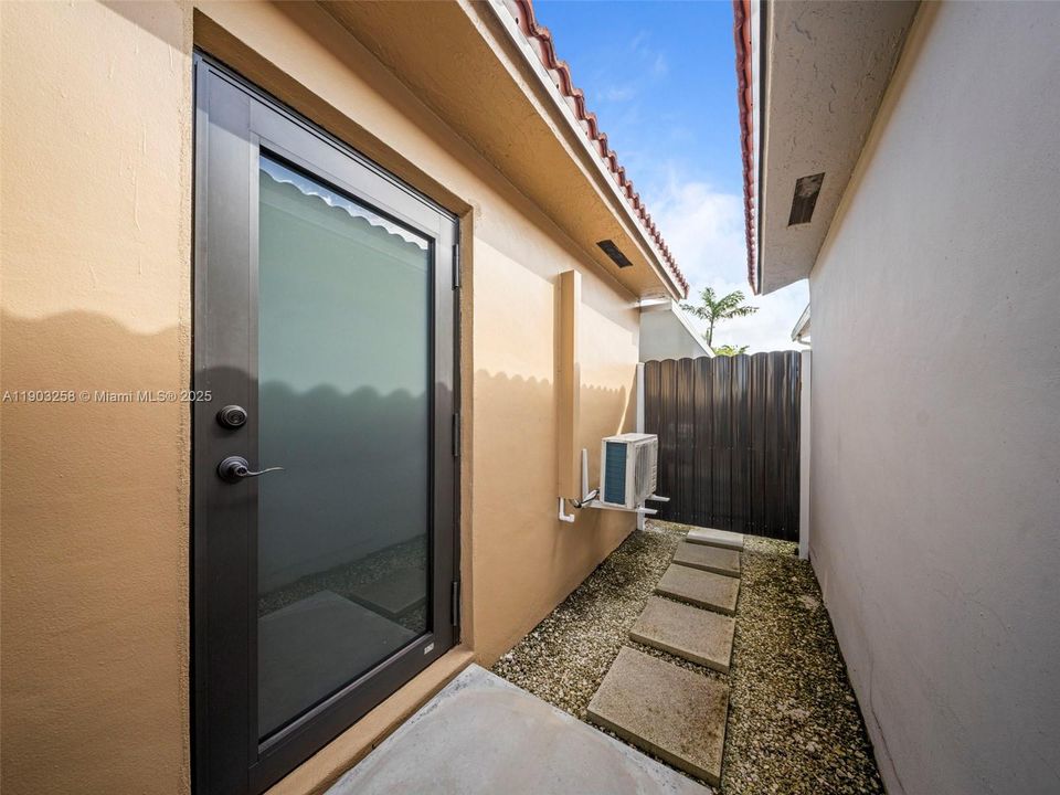 For Rent: $1,400 (1 beds, 1 baths, 450 Square Feet)