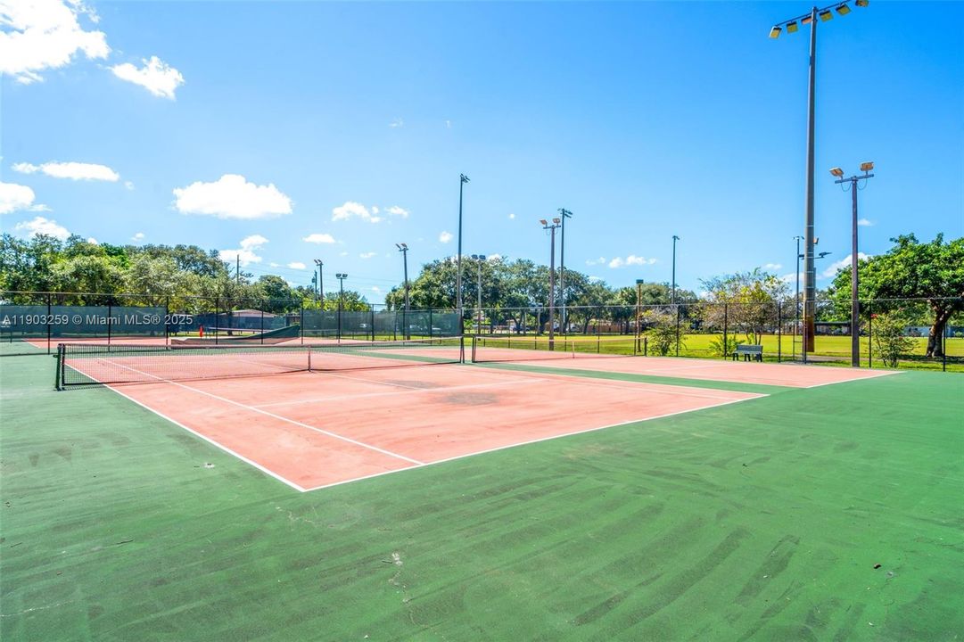 待售: $329,999 (2 贝兹, 1 浴室, 625 平方英尺)