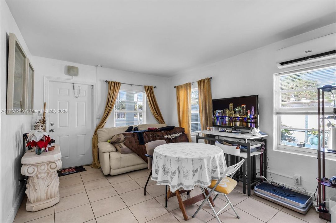 待售: $329,999 (2 贝兹, 1 浴室, 625 平方英尺)