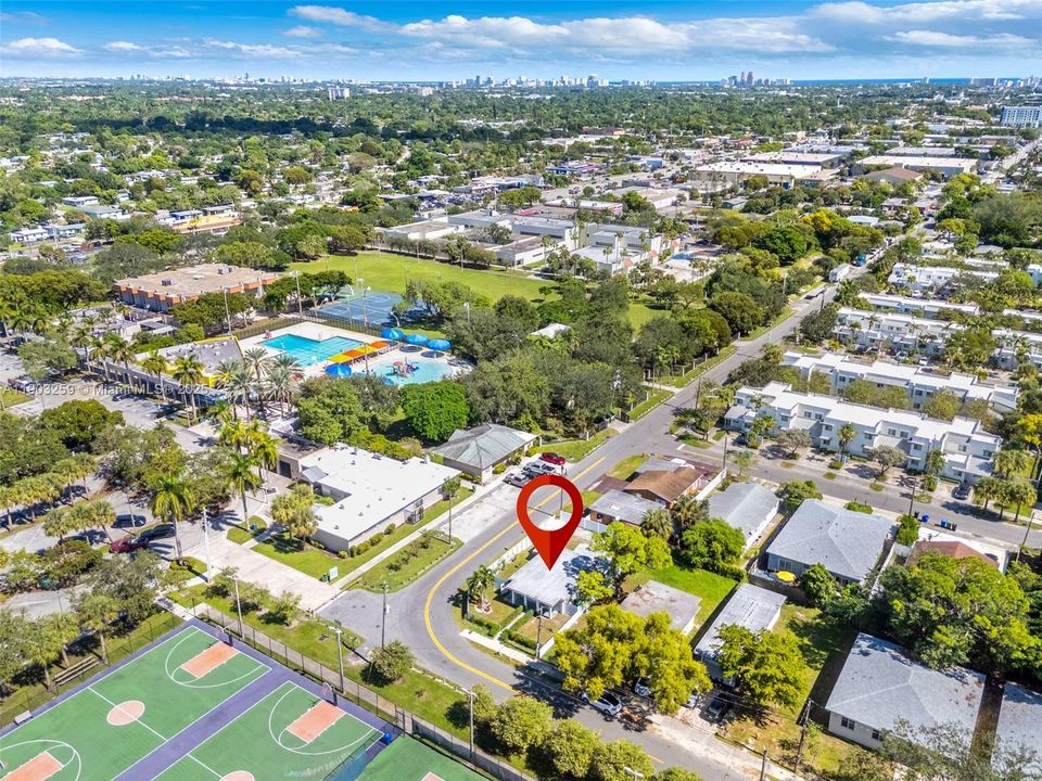 待售: $329,999 (2 贝兹, 1 浴室, 625 平方英尺)