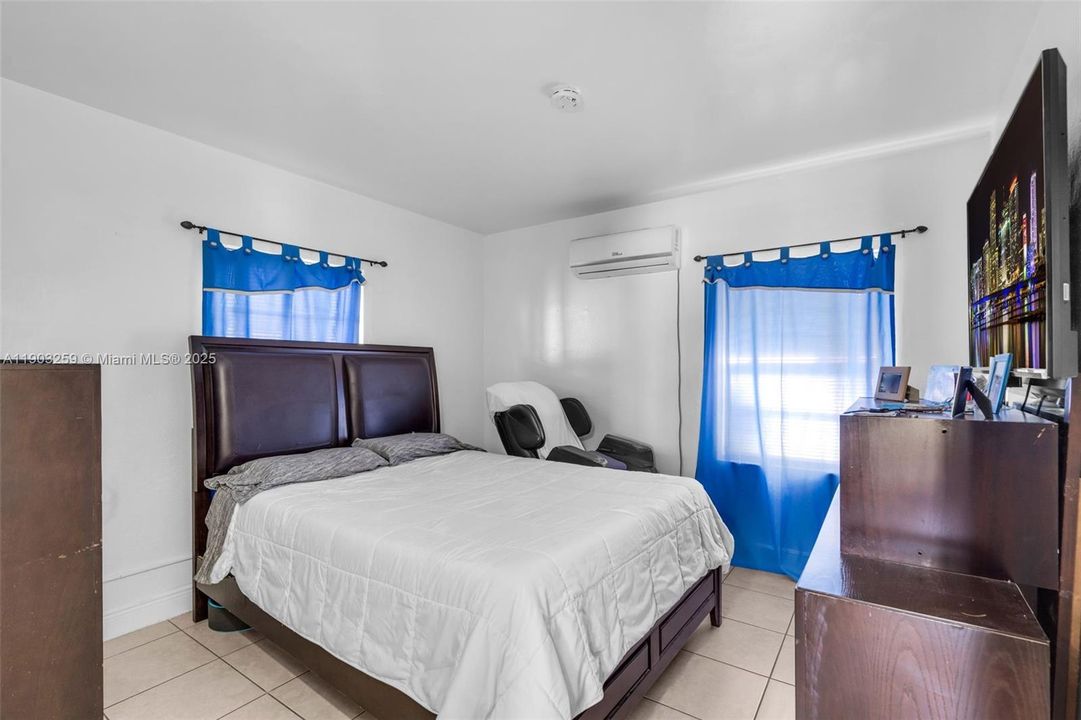 待售: $329,999 (2 贝兹, 1 浴室, 625 平方英尺)