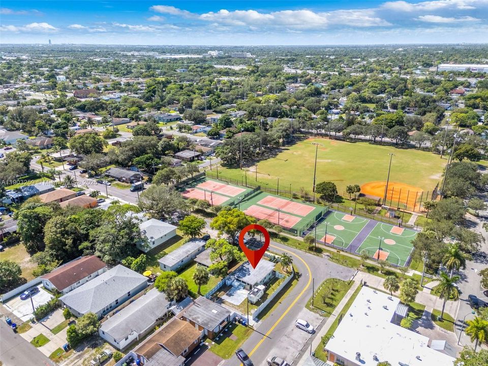 待售: $329,999 (2 贝兹, 1 浴室, 625 平方英尺)