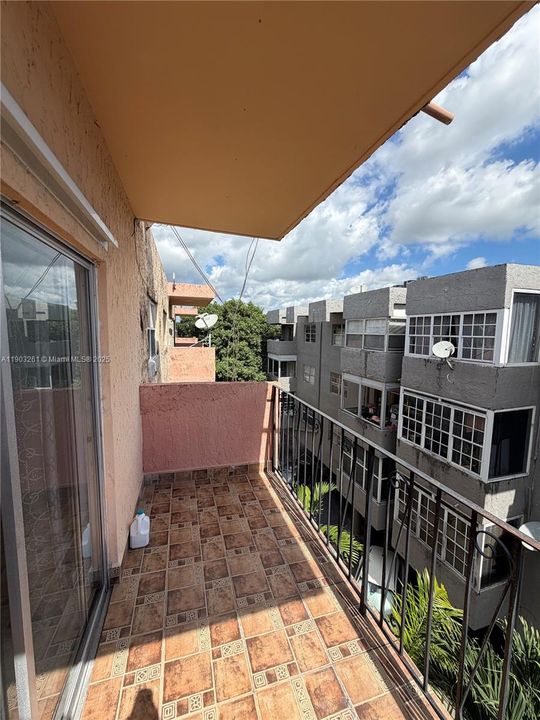 Active With Contract: $228,000 (2 beds, 2 baths, 930 Square Feet)