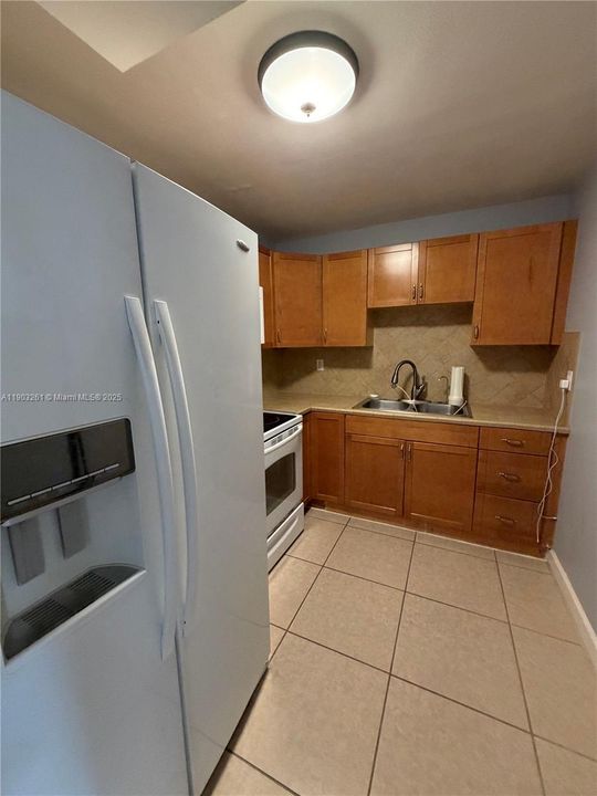 Active With Contract: $228,000 (2 beds, 2 baths, 930 Square Feet)