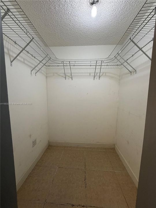 Active With Contract: $228,000 (2 beds, 2 baths, 930 Square Feet)