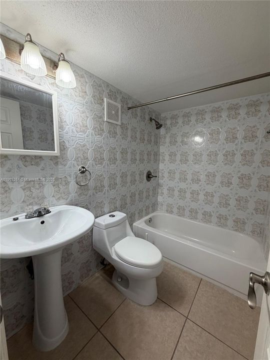 Active With Contract: $228,000 (2 beds, 2 baths, 930 Square Feet)