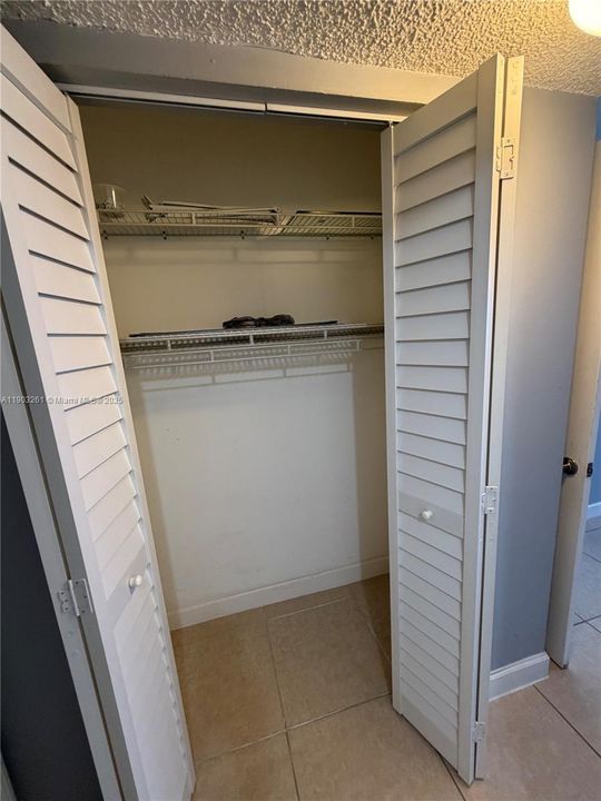 Active With Contract: $228,000 (2 beds, 2 baths, 930 Square Feet)