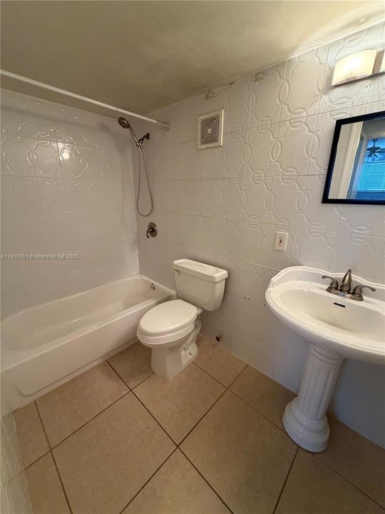 Active With Contract: $228,000 (2 beds, 2 baths, 930 Square Feet)