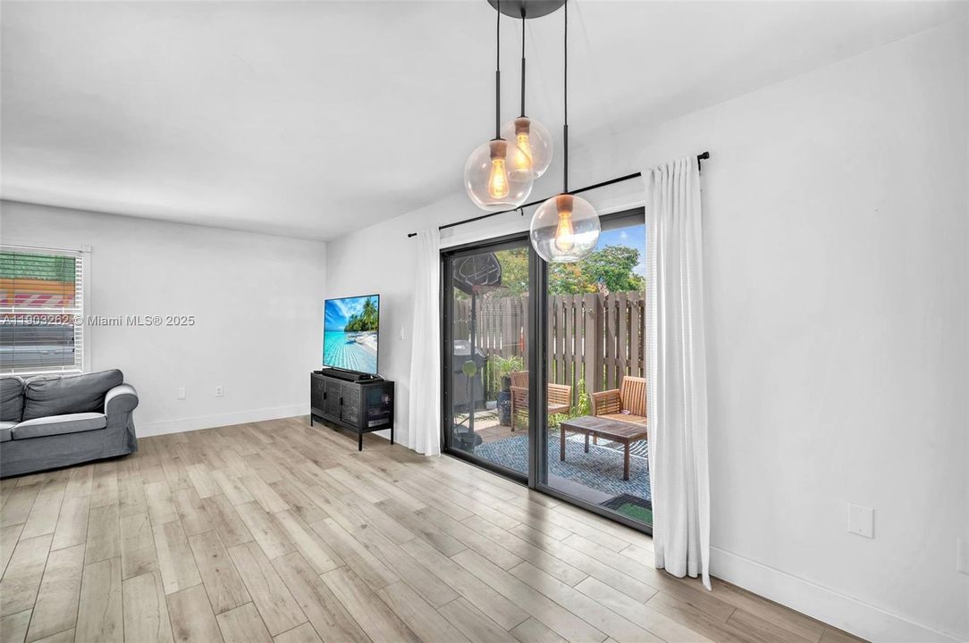 Recently Rented: $3,000 (2 beds, 1 baths, 1100 Square Feet)