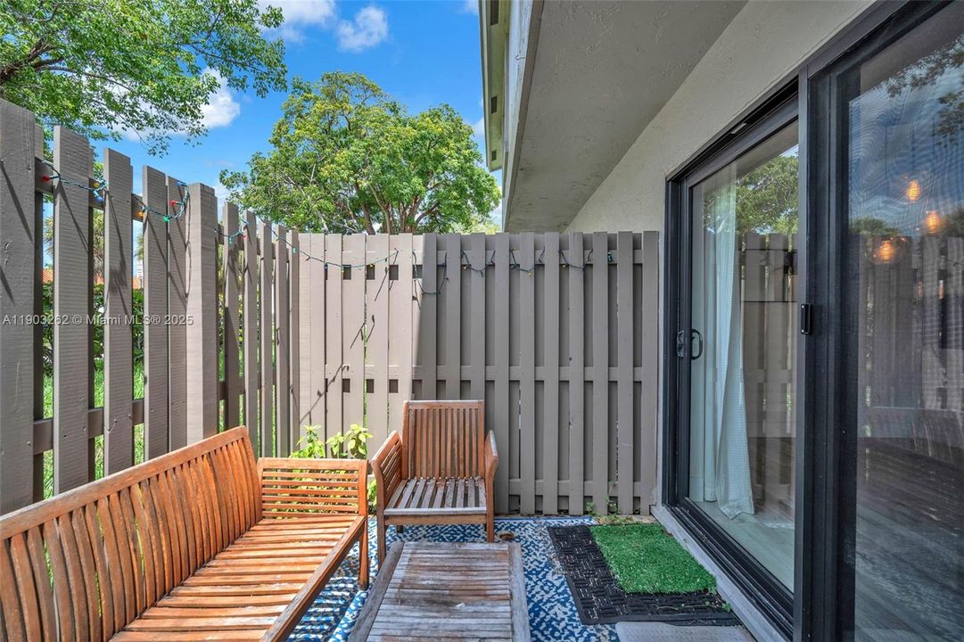 Recently Rented: $3,000 (2 beds, 1 baths, 1100 Square Feet)