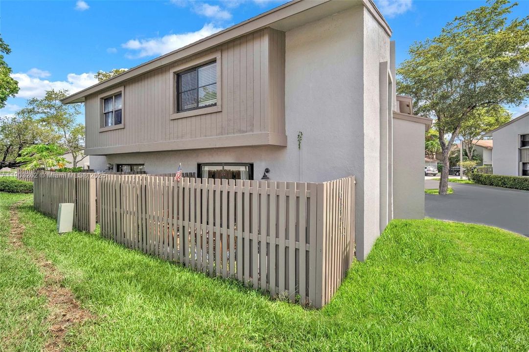 Recently Rented: $3,000 (2 beds, 1 baths, 1100 Square Feet)