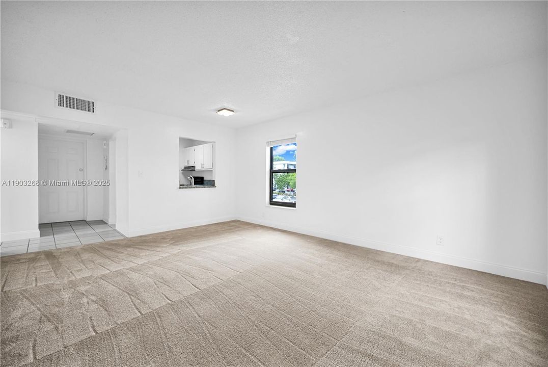 Active With Contract: $1,605 (1 beds, 1 baths, 685 Square Feet)