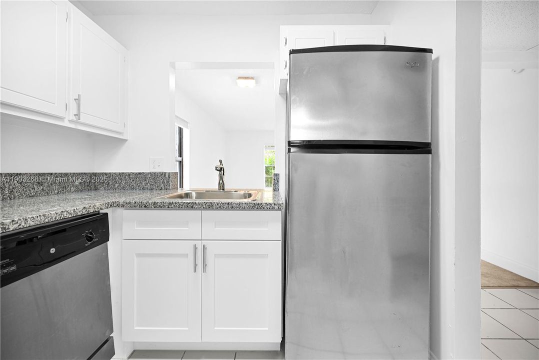 Active With Contract: $1,605 (1 beds, 1 baths, 685 Square Feet)