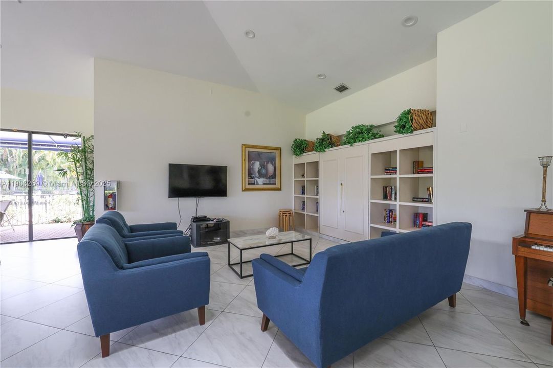 Active With Contract: $2,500 (2 beds, 2 baths, 1207 Square Feet)