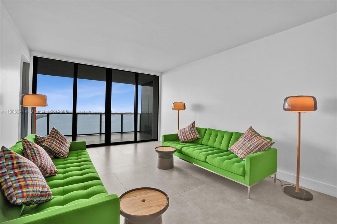 This lovely condo has breathtaking, unobstructed views of the Biscayne Bay & Miami Beach Skyline.